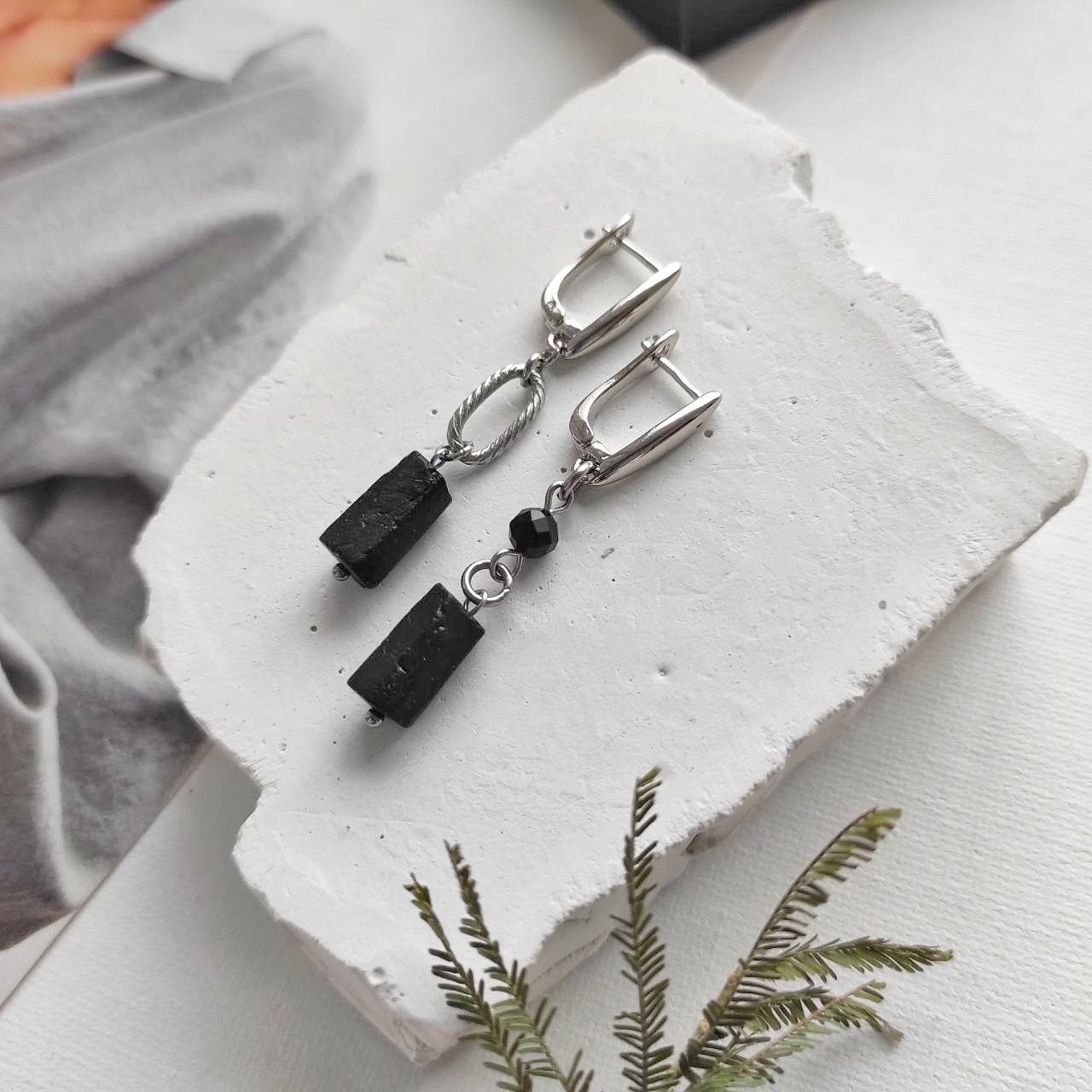 Серьги с черным турмалином (шерл), камни в форме столбиков