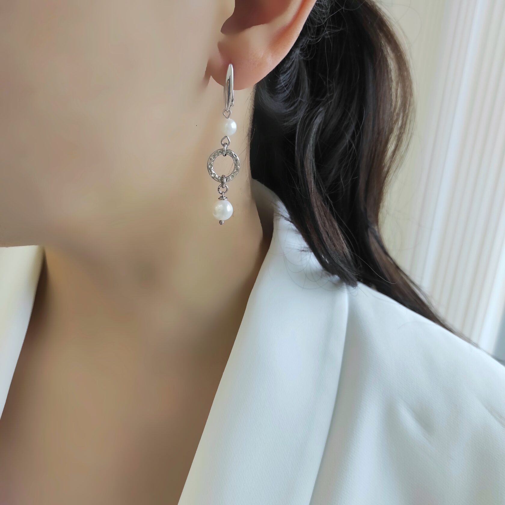 Серьги асимметрия с жемчугом в белом металле