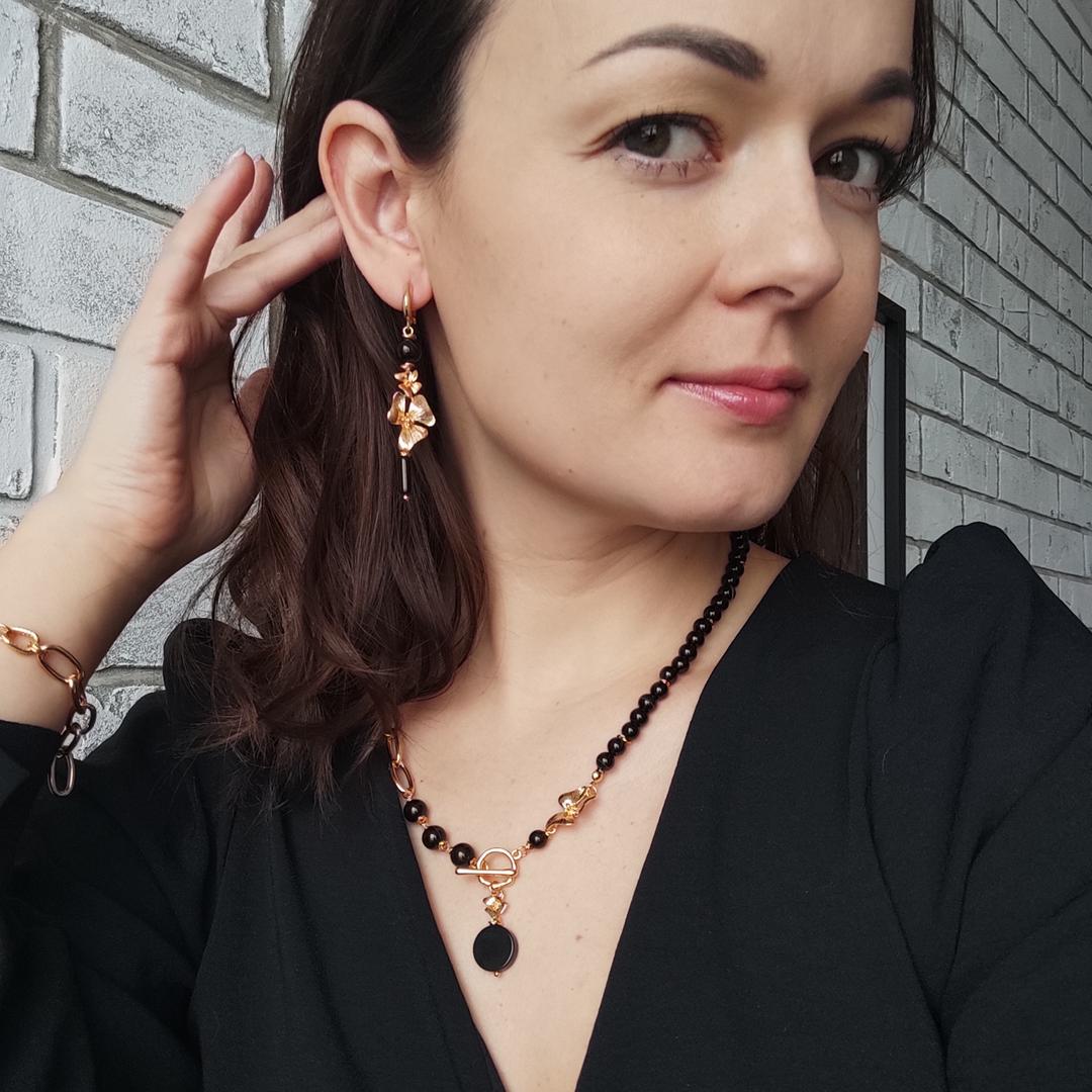 Серьги с чёрным агатом и цветами орхидеи в позолоченной фурнитуре