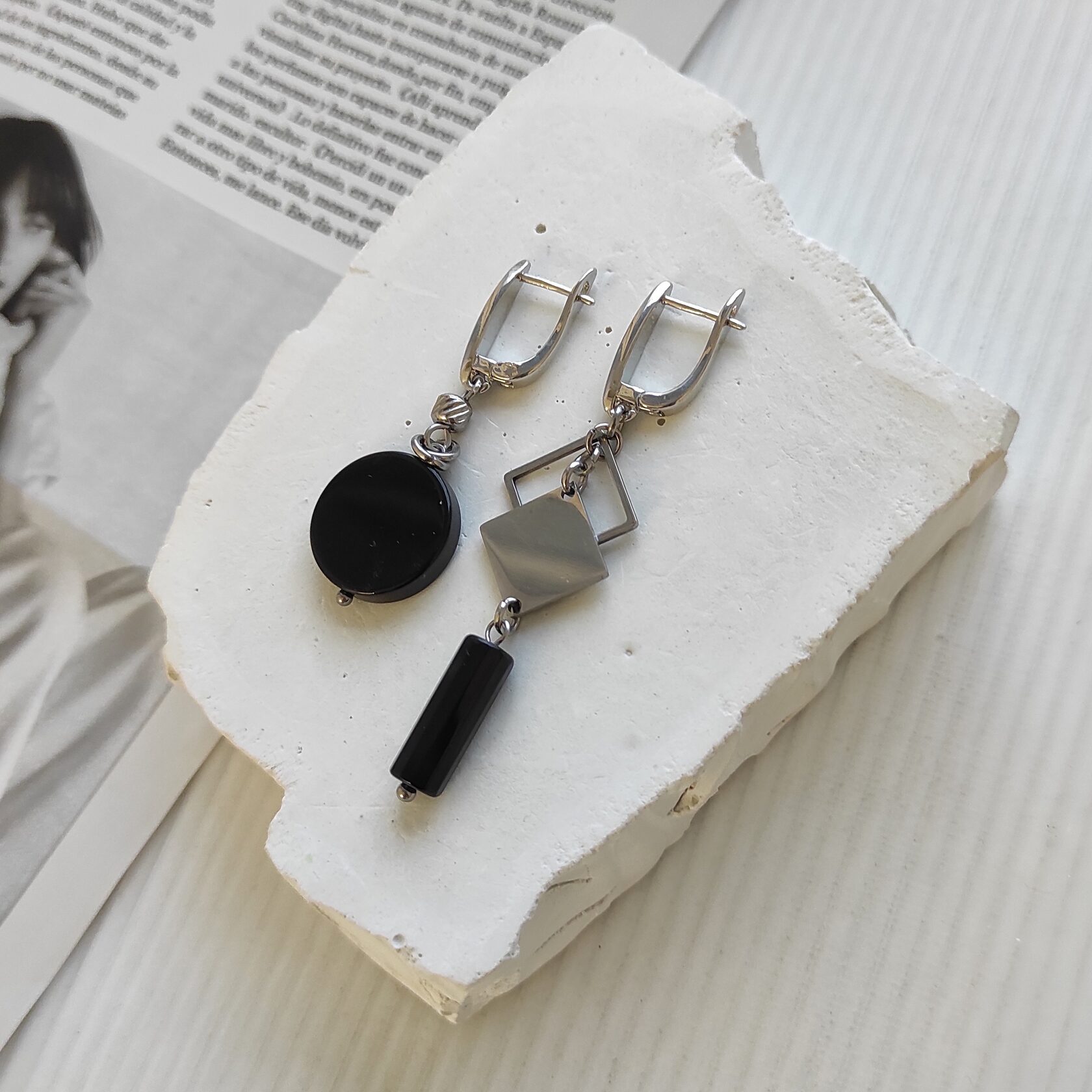 Серьги из черного агата и оникса в фурнитуре из стали