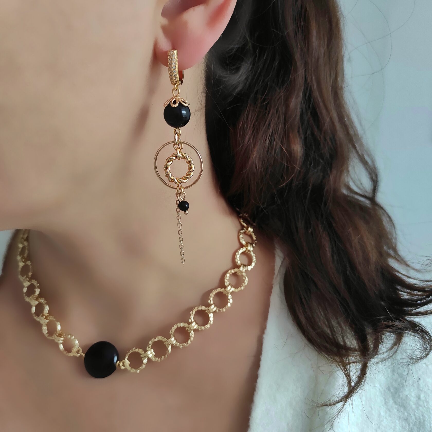 Серьги с черным агатом в позолоченной фурнитуре