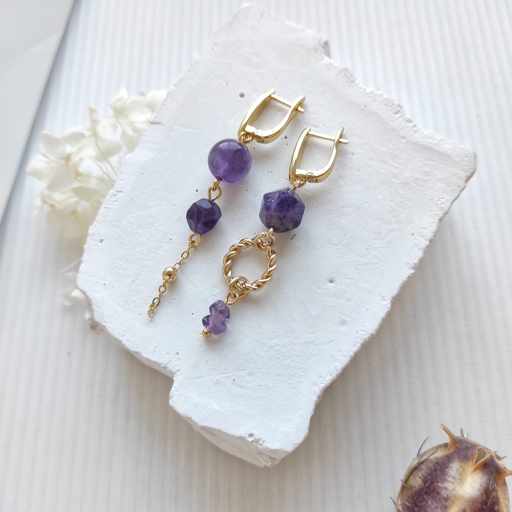 Серьги из аметистов в фурнитуре белый металл