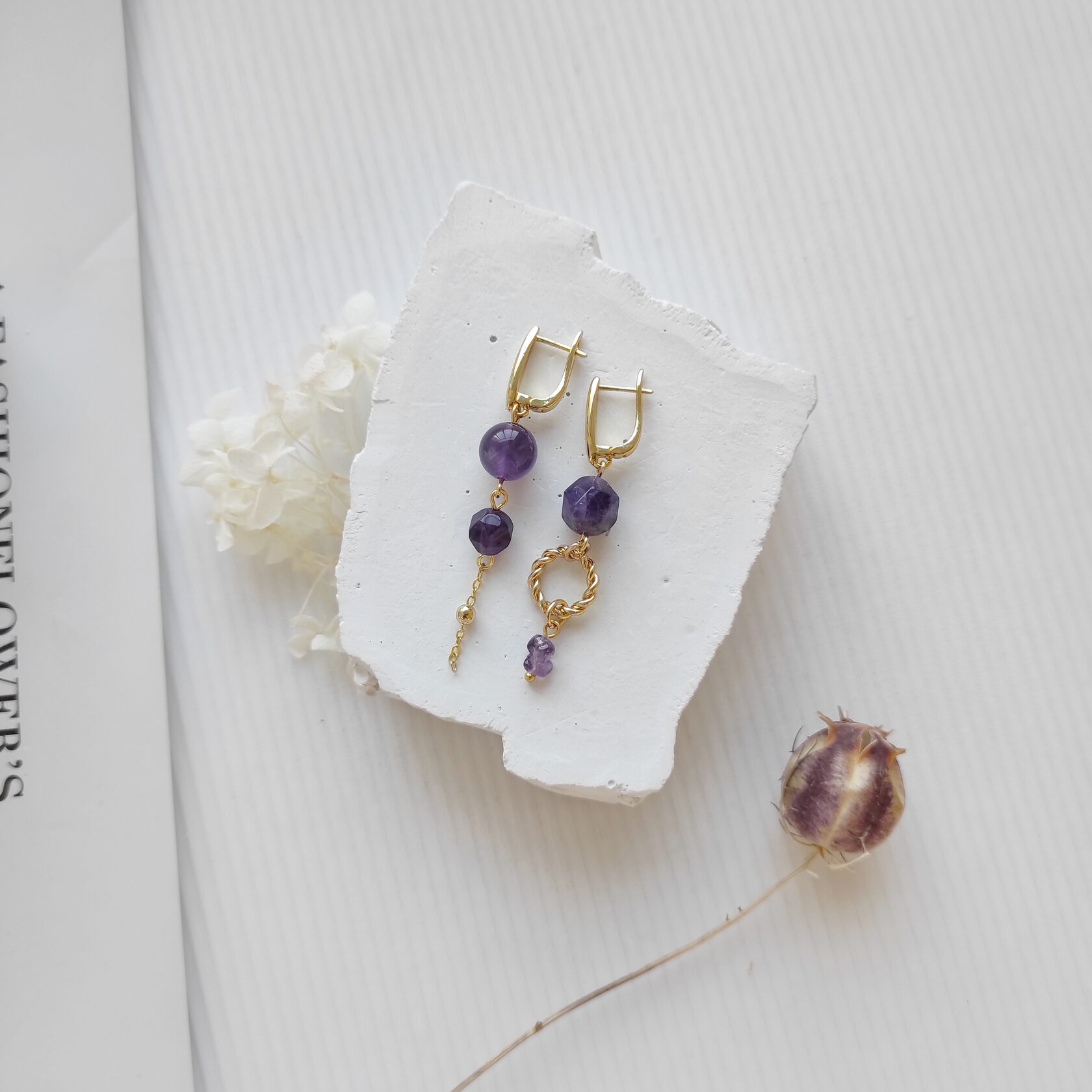 Серьги из аметистов в фурнитуре белый металл