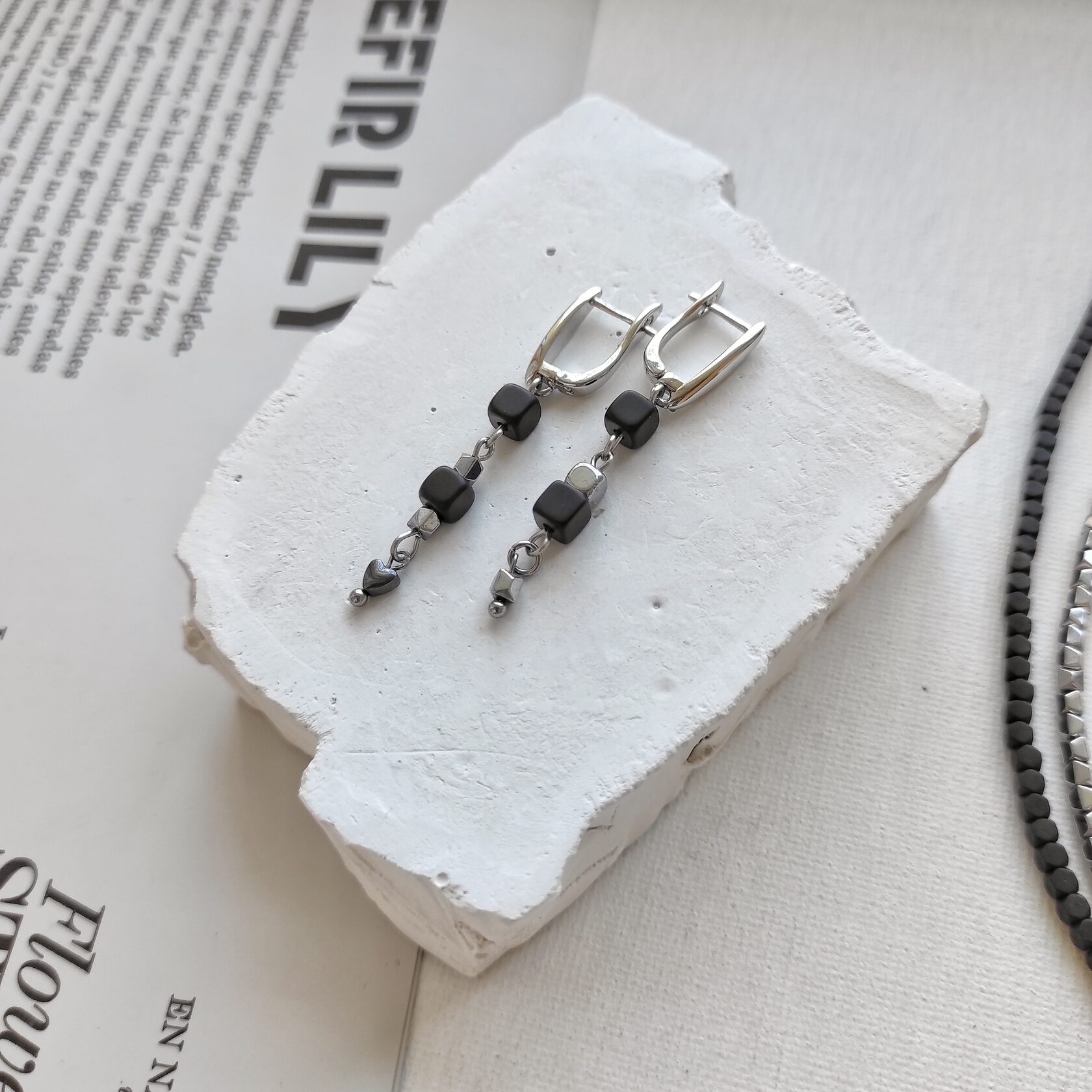 Серьги из гематита: матовый чёрный гематит + серебристый