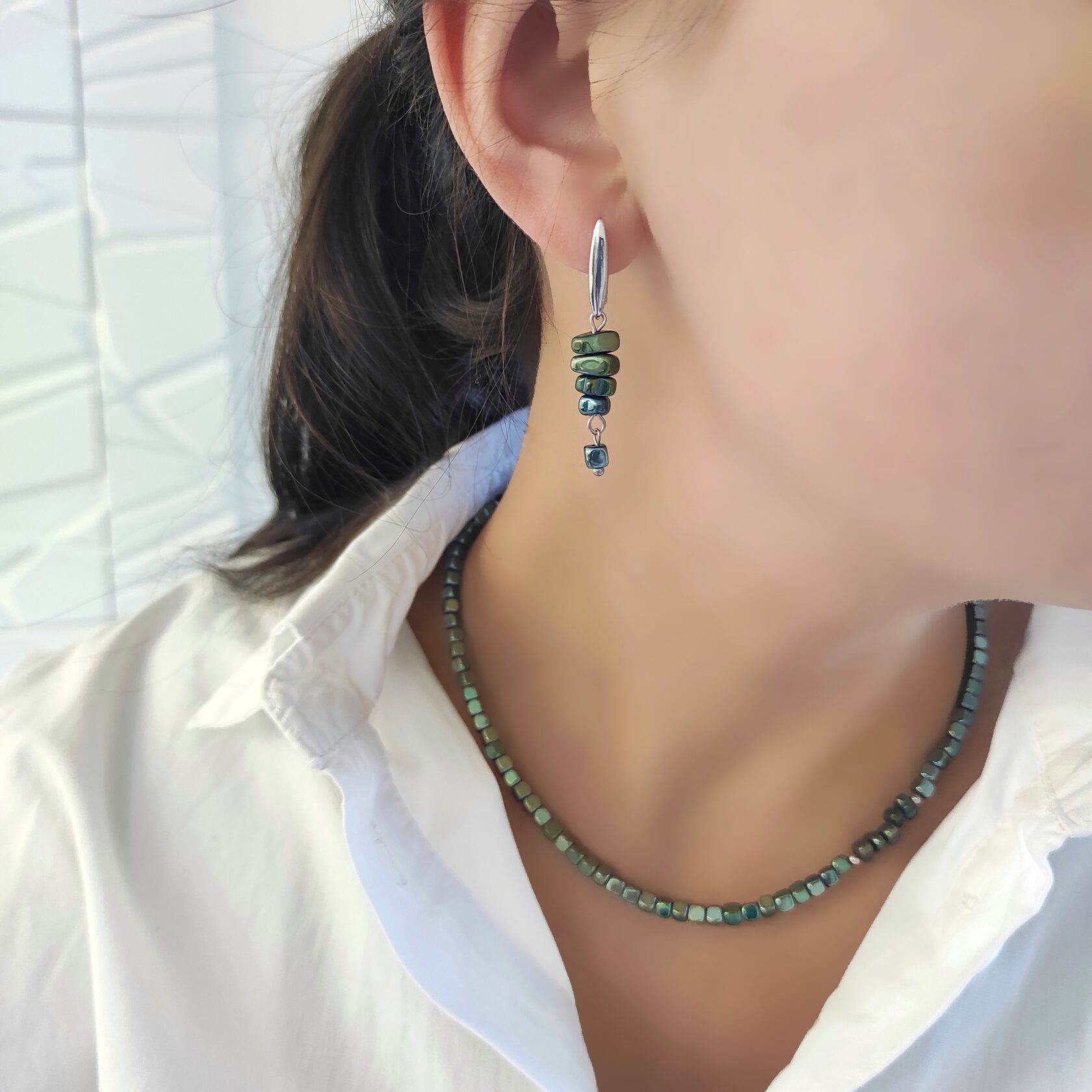 Серьги из гематита неправильной формы зелёные травянистые оттенки