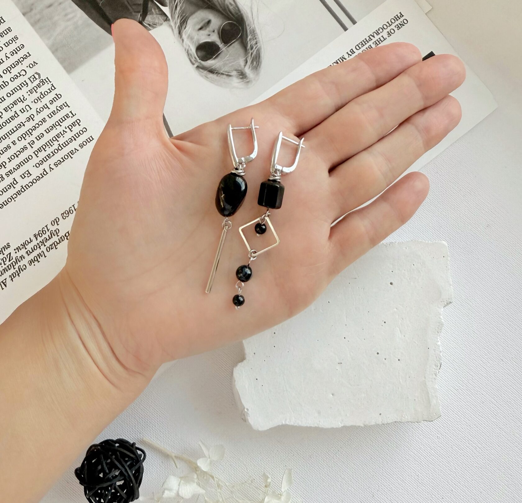 Серьги с чёрным агатом в фурнитуре белый металл