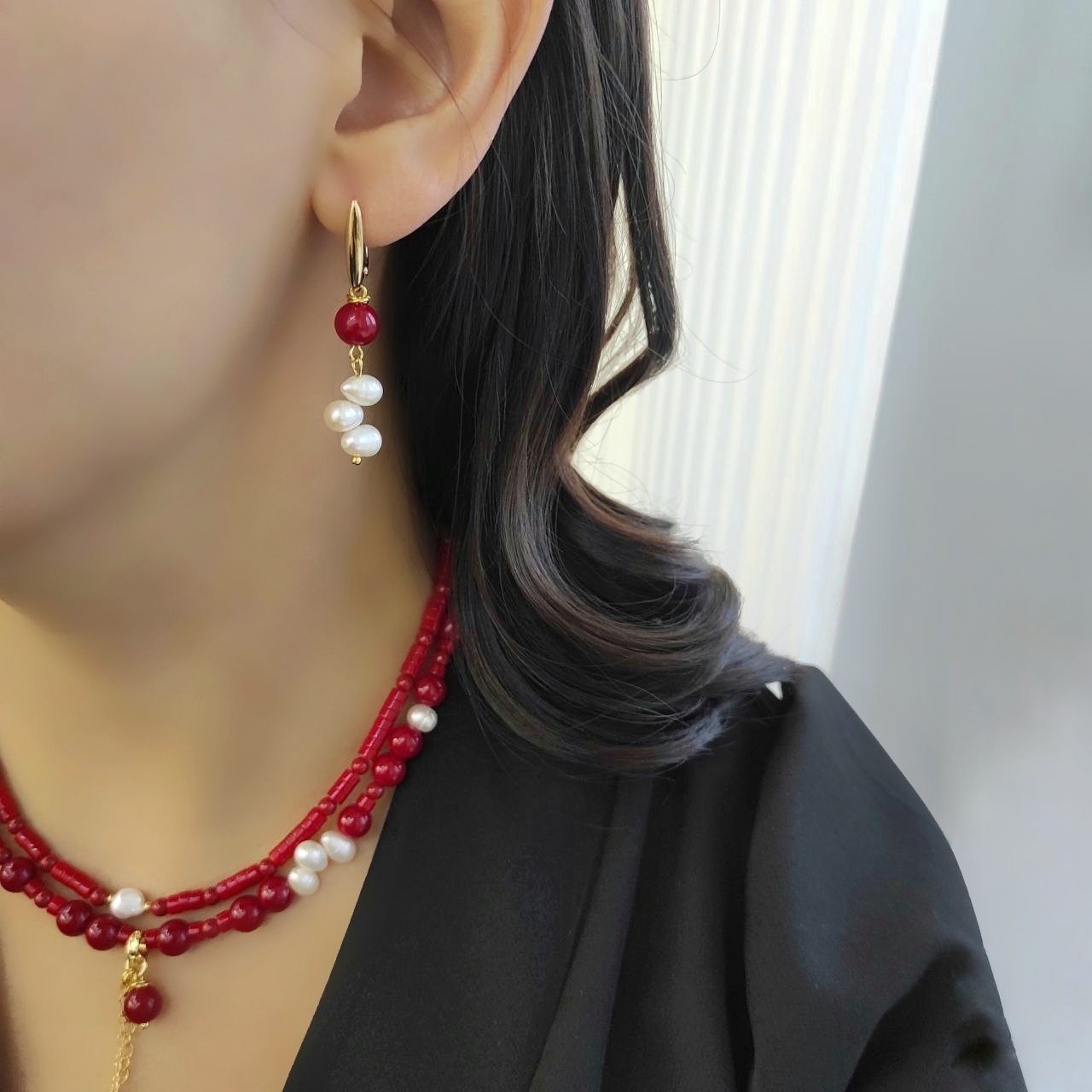 Серьги красного цвета с натуральным жемчугом