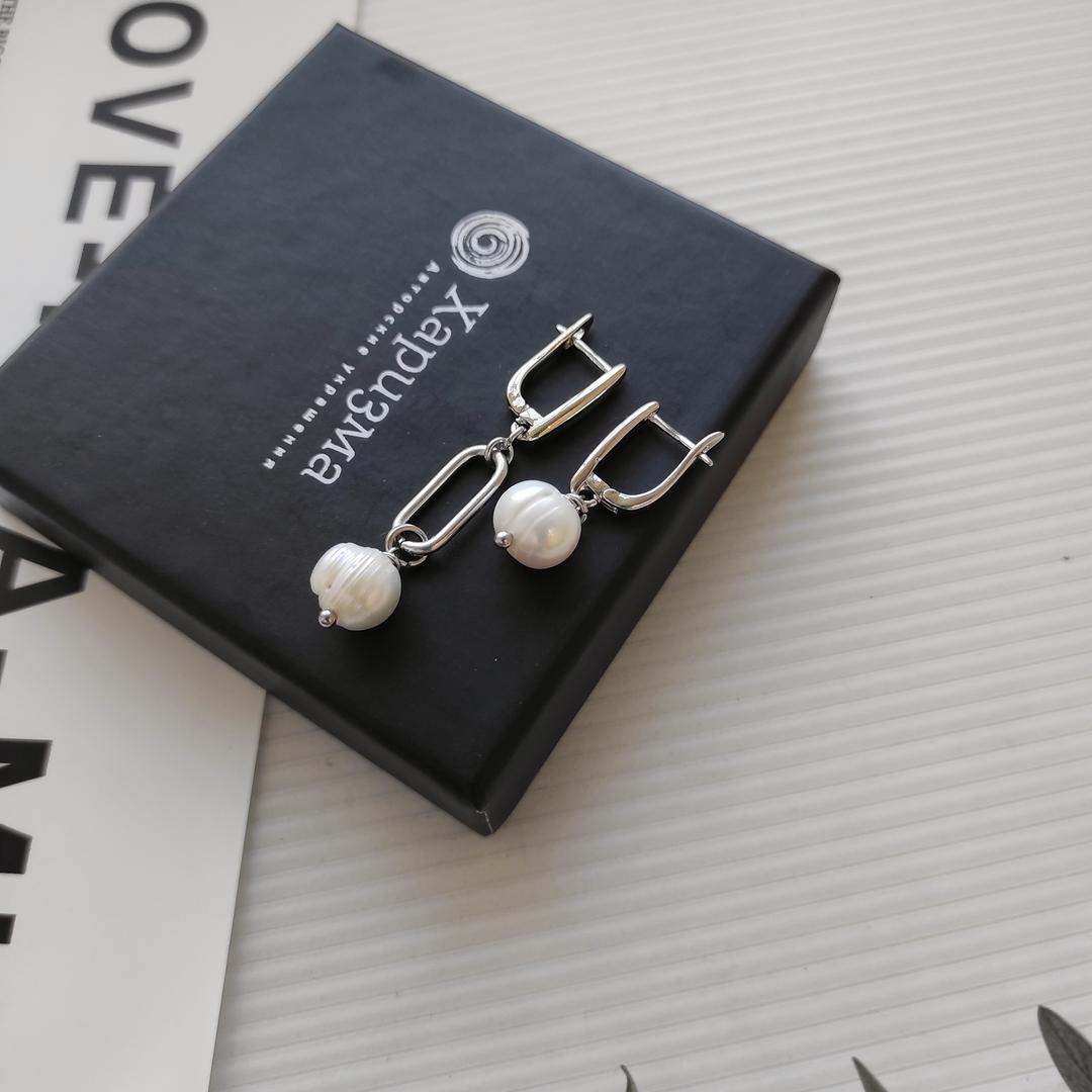 Серьги асимметричные с жемчугом в белом металле