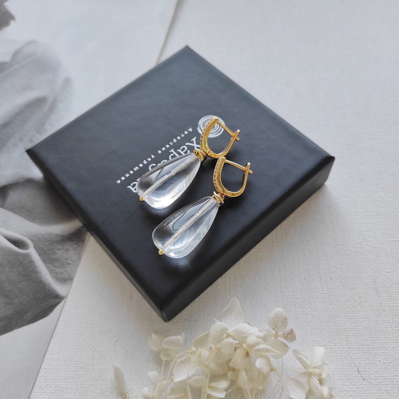 Серьги с горным хрусталем интересной формы в позолоченой фурнитуре Уценка