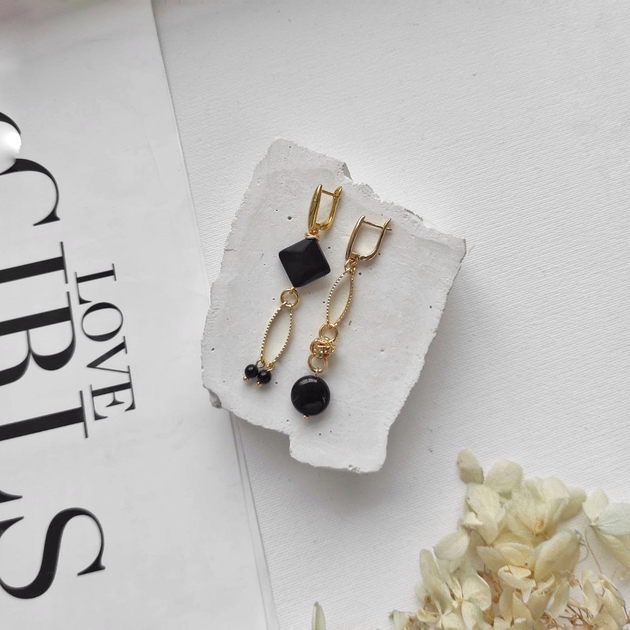 Серьги с чёрным агатом ромб в позолоченной фурнитуре