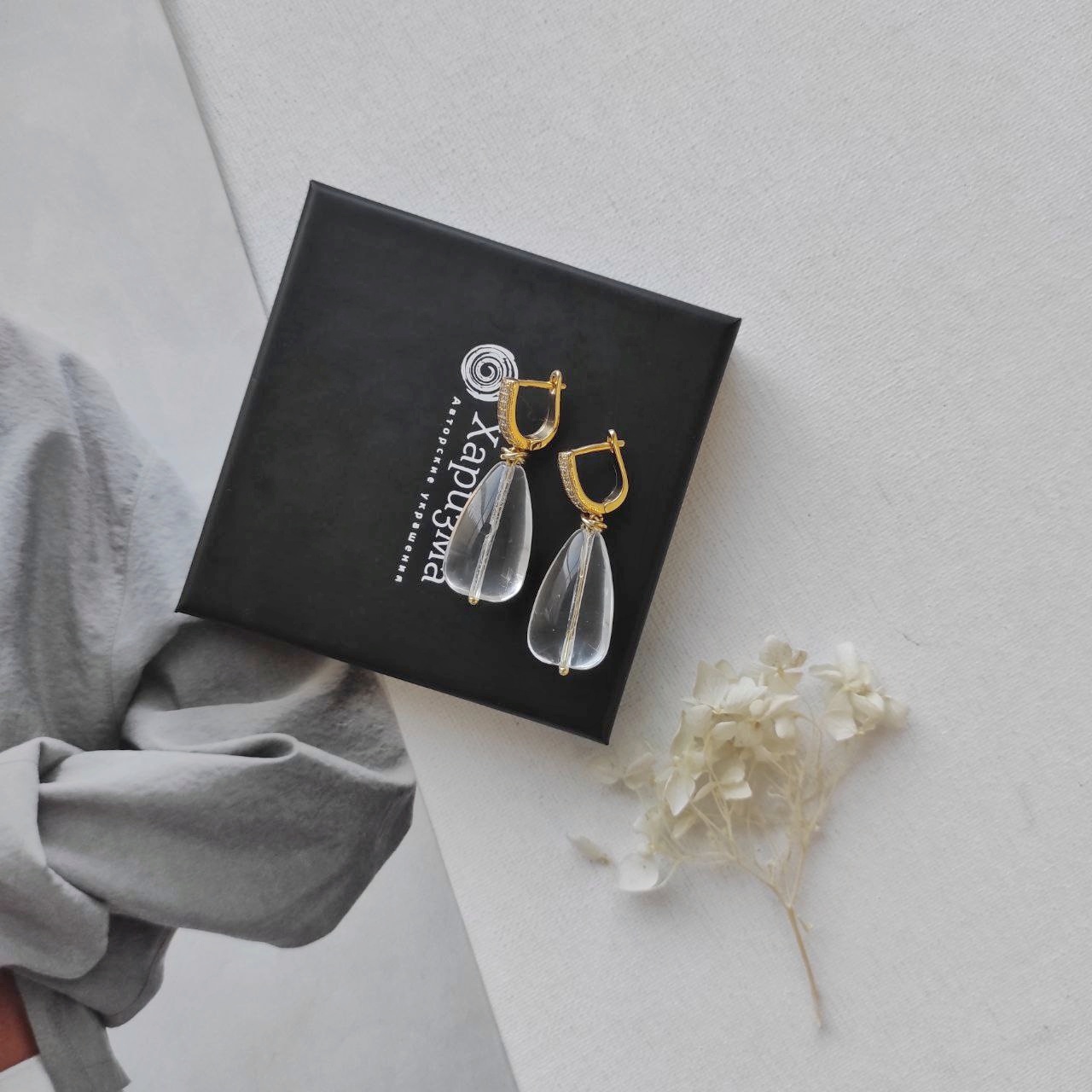 Серьги с горным хрусталем интересной формы в позолоченой фурнитуре Уценка