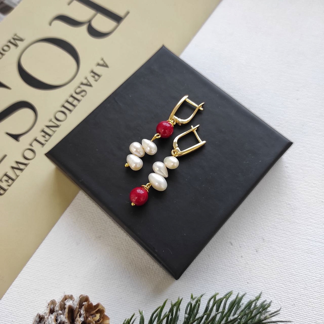 Серьги красного цвета с натуральным жемчугом