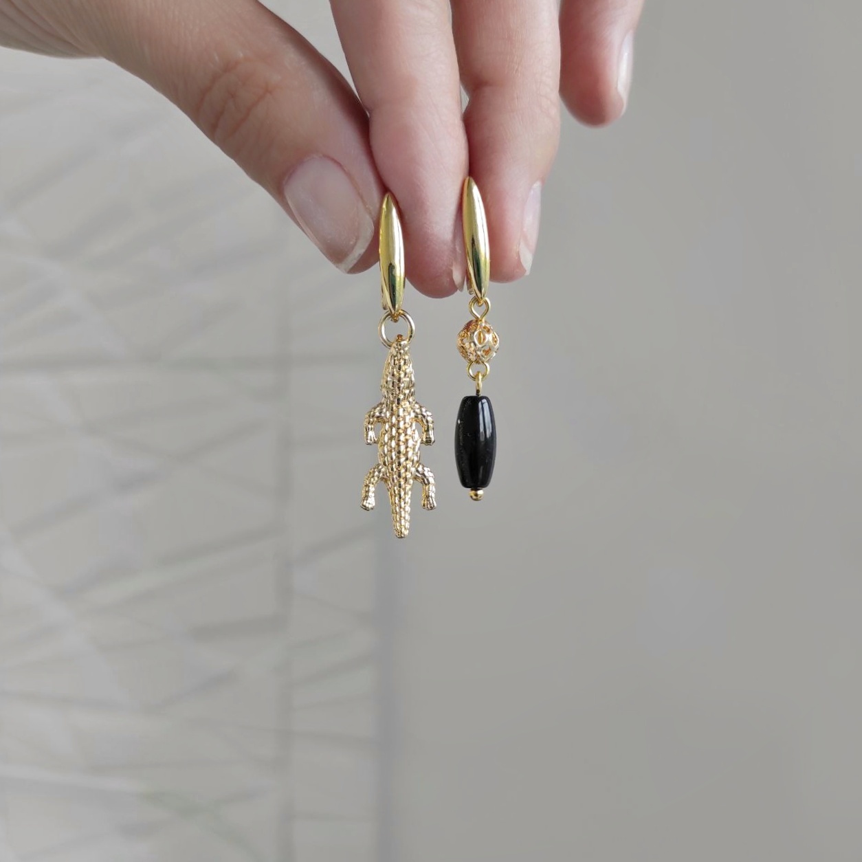 Серьги с черным агатом и крокодильчиком в позолоченой фурнитуре