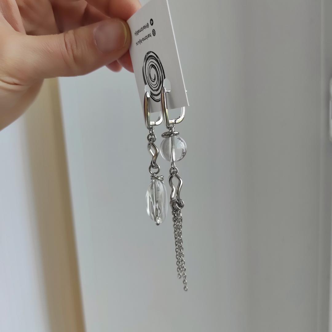 Серьги с горным хрусталем и цепочками в белом металле