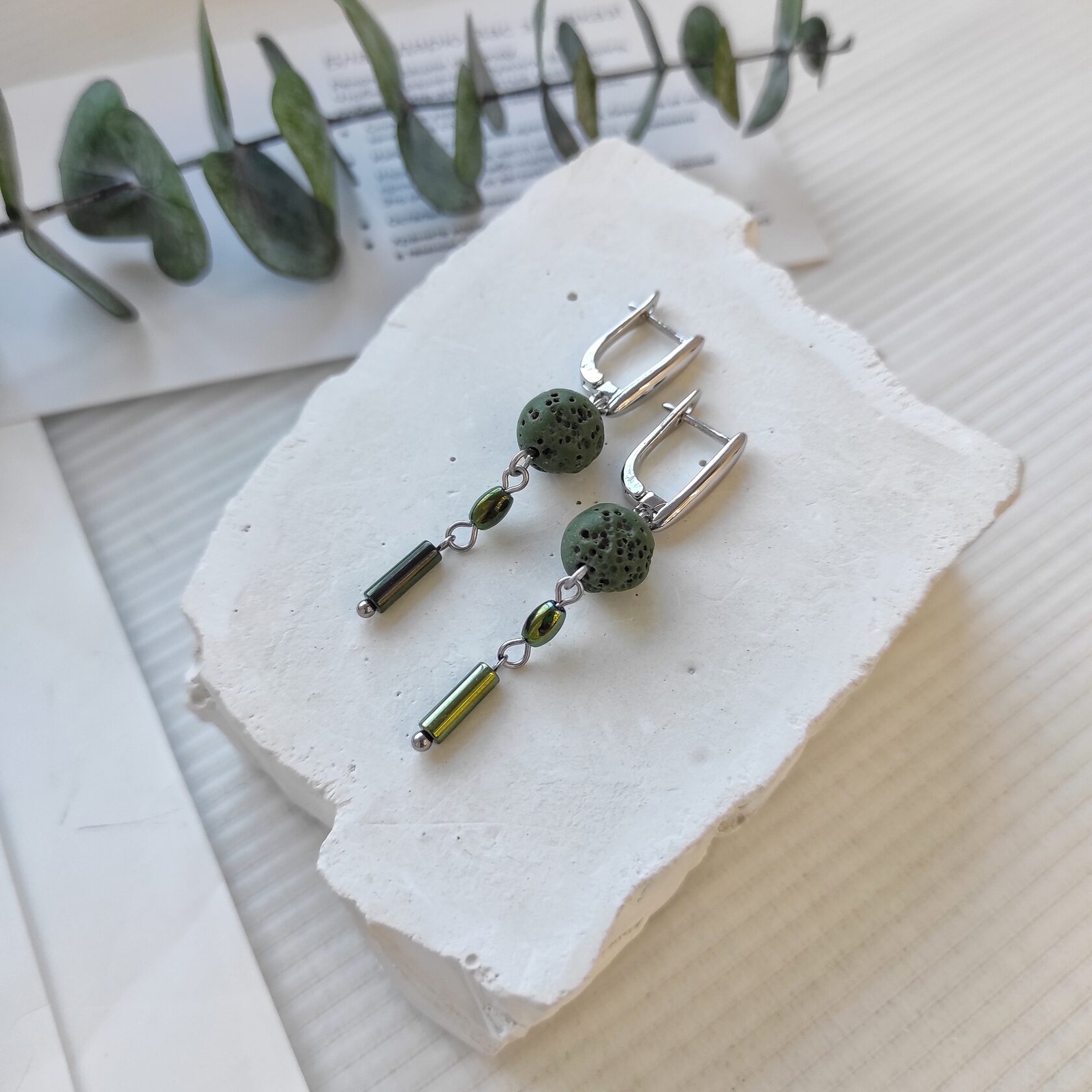 Серьги из гематита и вулканита зелёные травянистые оттенки