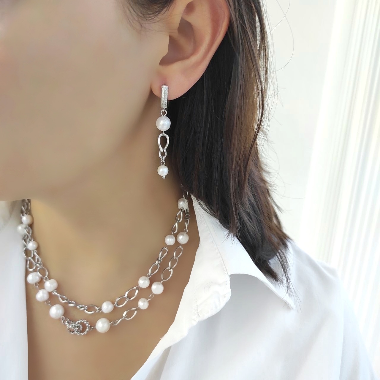 Серьги асимметричные из жемчуга в белом металле