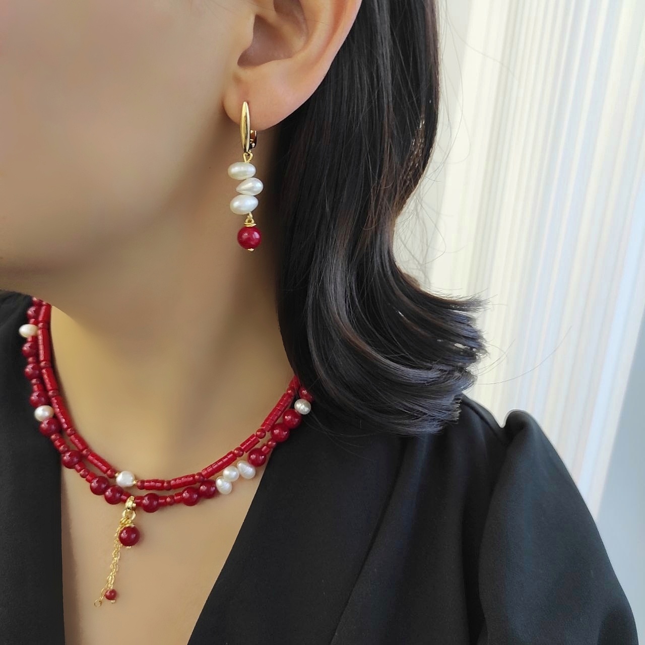 Серьги красного цвета с натуральным жемчугом