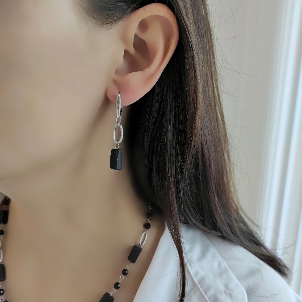 Серьги с черным турмалином (шерл), камни в форме столбиков