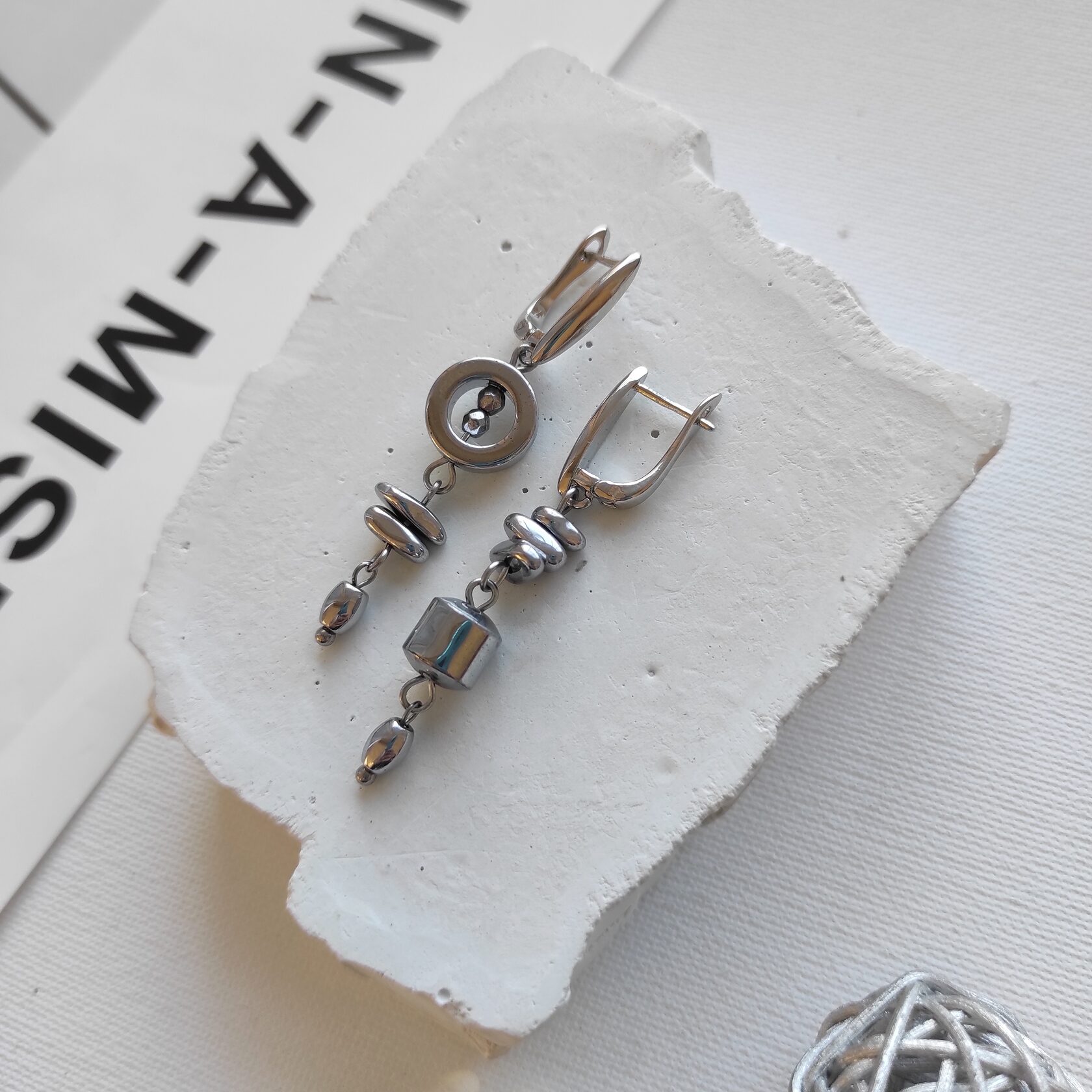 Серьги из гематита серебристого цвета, камни разной формы