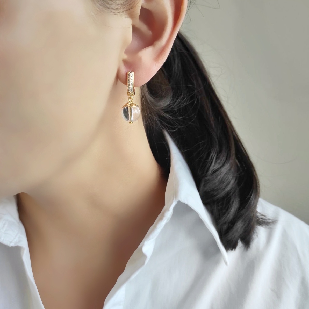 Серьги шарики с горным хрусталём асимметричная пара позолота/белый металл