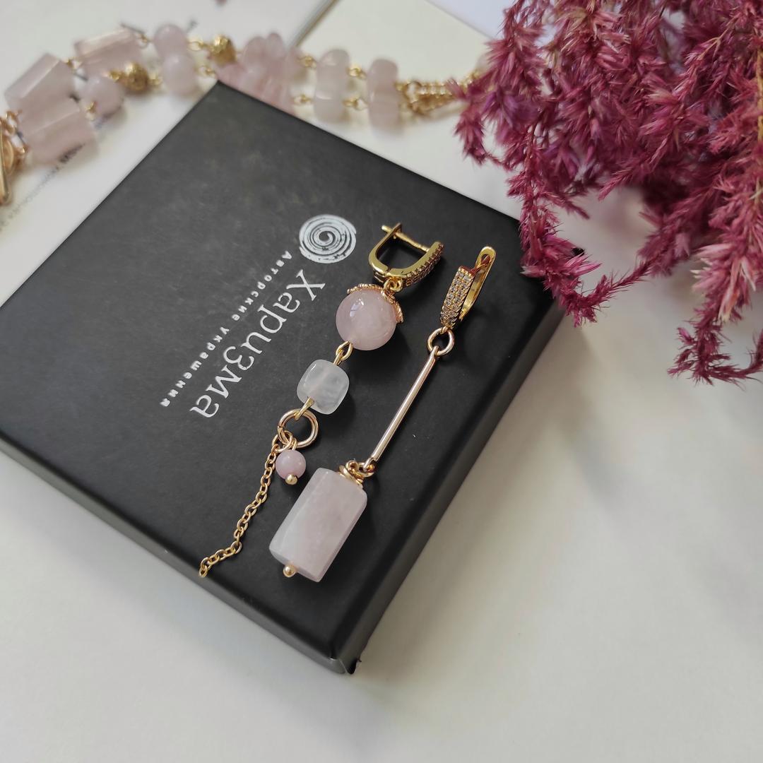 Серьги с розовым кварцем в позолоченной фурнитуре асимметрия