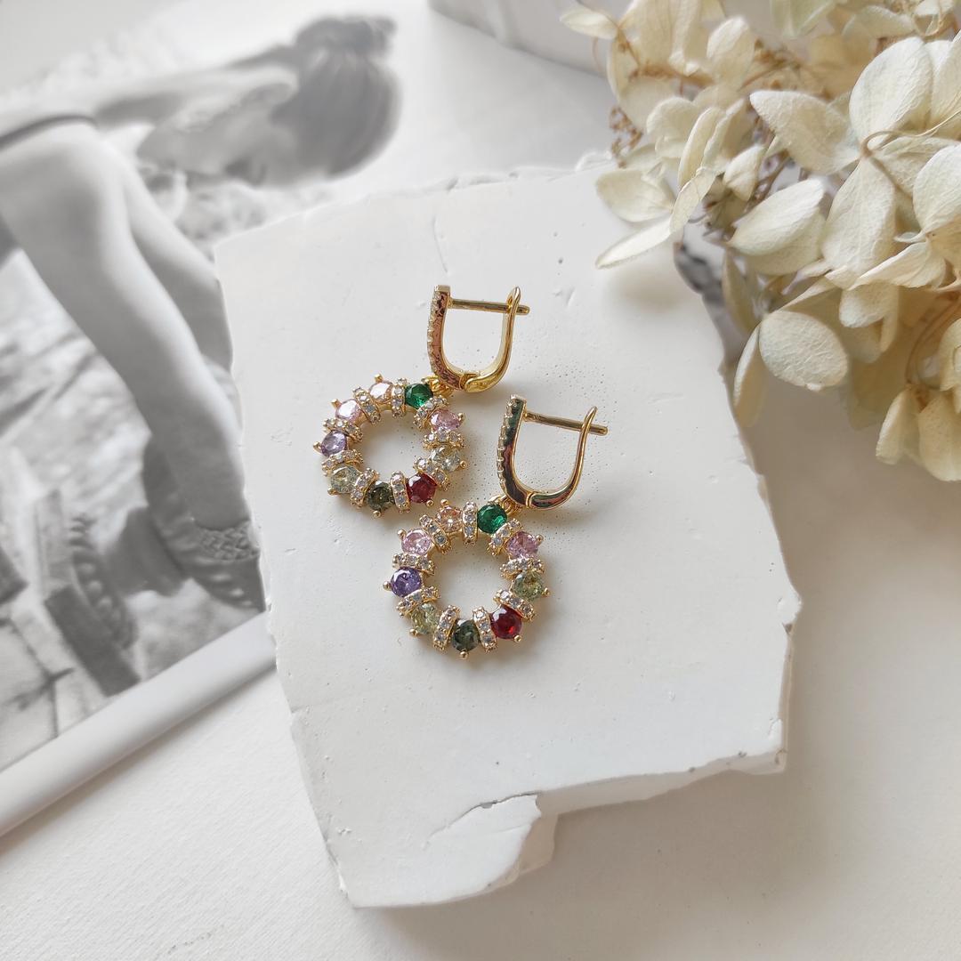 Симметричная пара с цветными цирконами