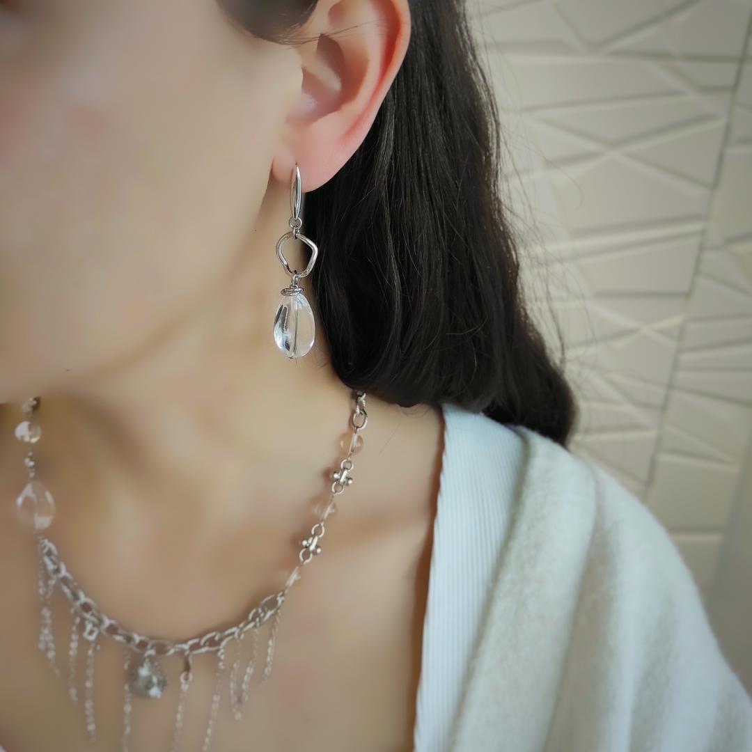 Серьги с горным хрусталем и цепочками в белом металле