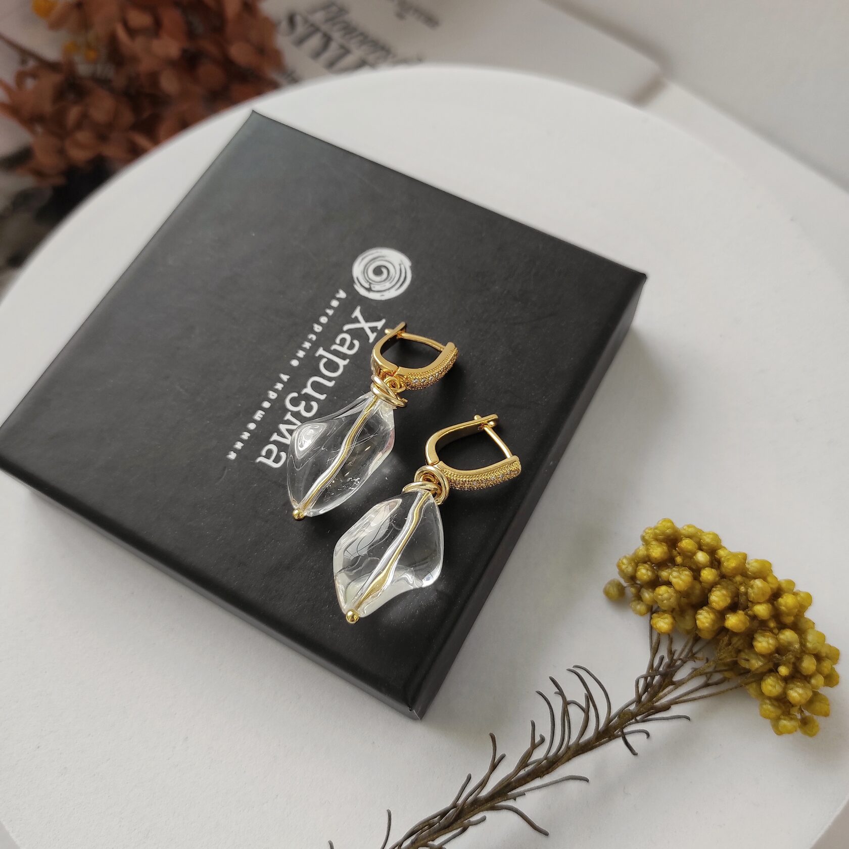 Серьги с горным хрусталем интересной формы в позолоченой фурнитуре