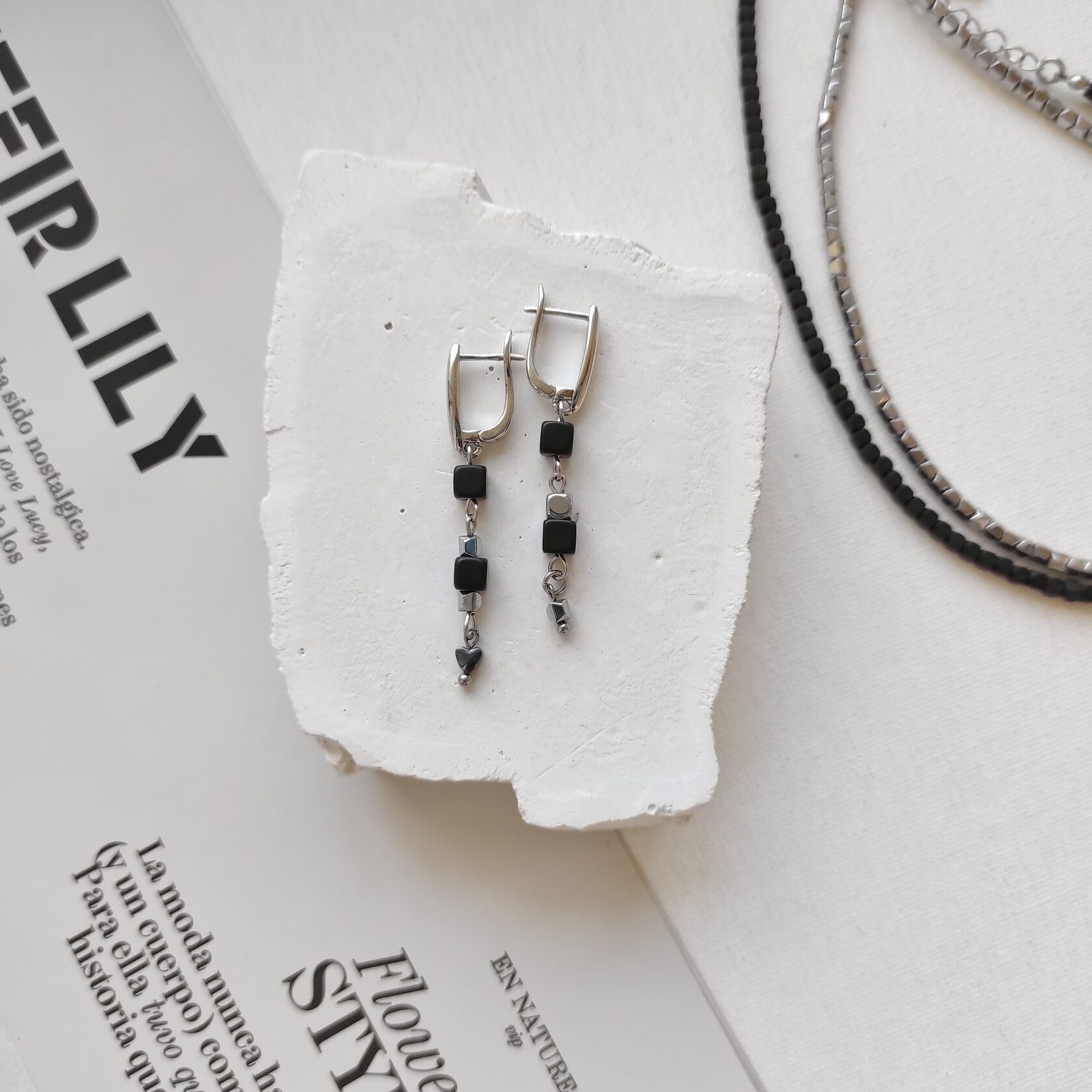 Серьги из гематита: матовый чёрный гематит + серебристый
