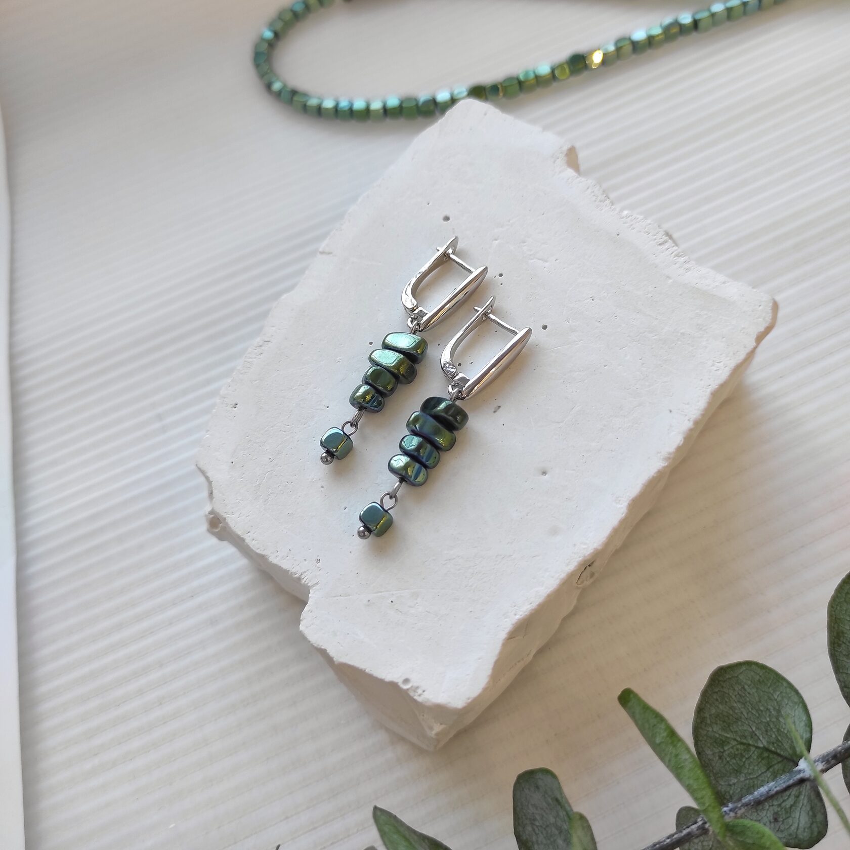 Серьги из гематита неправильной формы зелёные травянистые оттенки