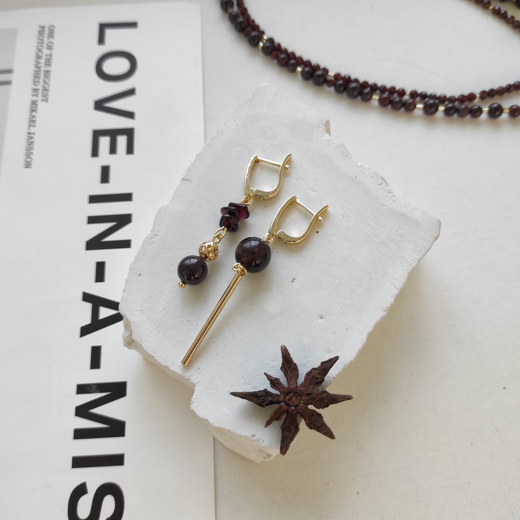 Серьги из граната в позолоченной фурнитуре