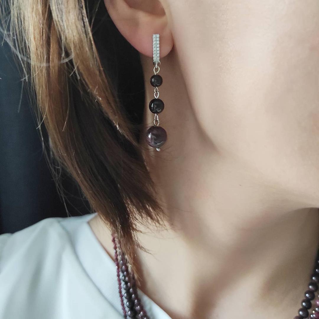 Серьги с гранатом 3 камня в белом металле или позолоченной фурнитуре