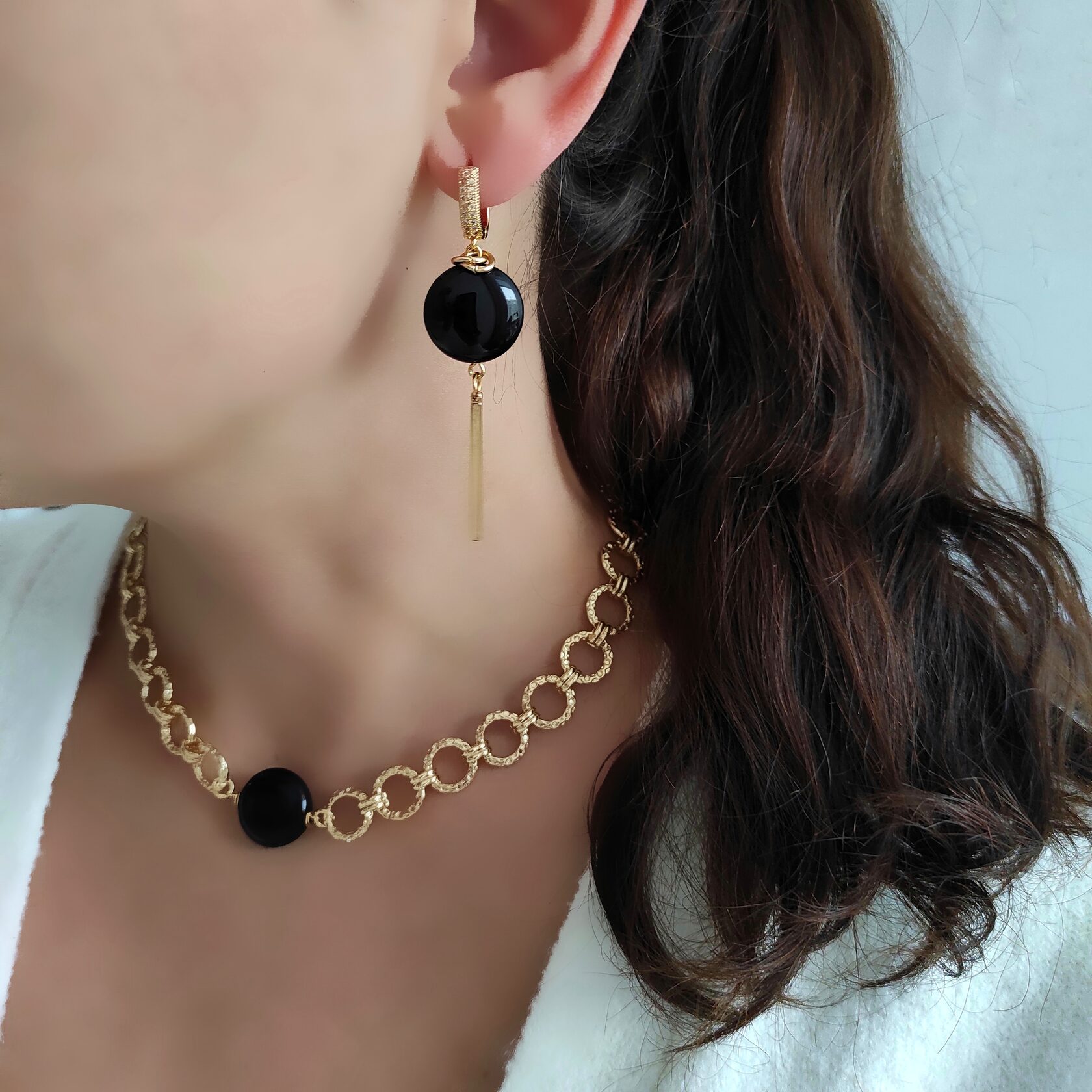 Серьги с черным агатом в позолоченной фурнитуре