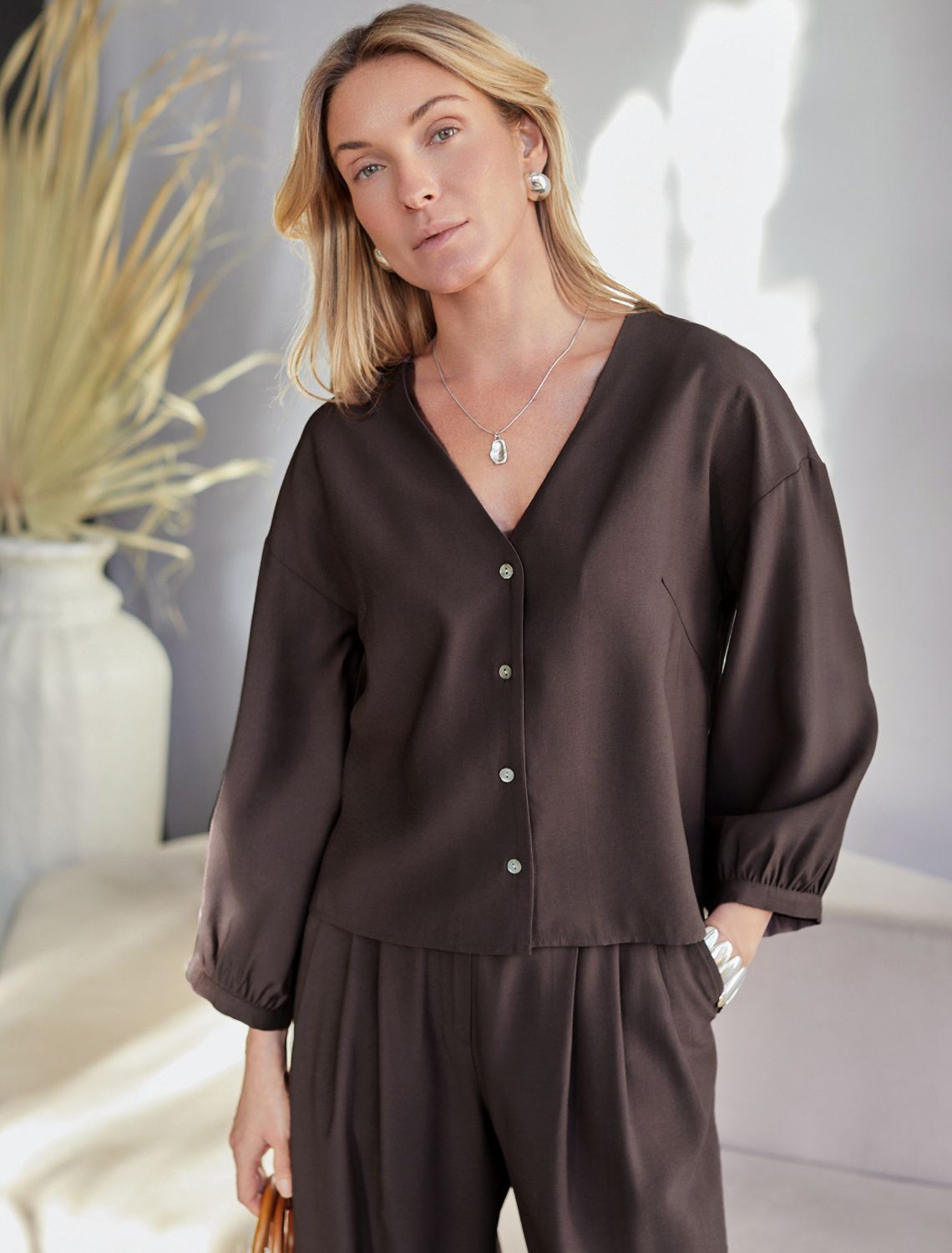 Укороченная блузка с V вырезом из плотного лиоцелла