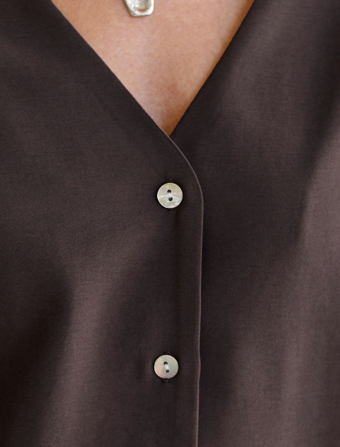 Укороченная блузка с V вырезом из плотного лиоцелла