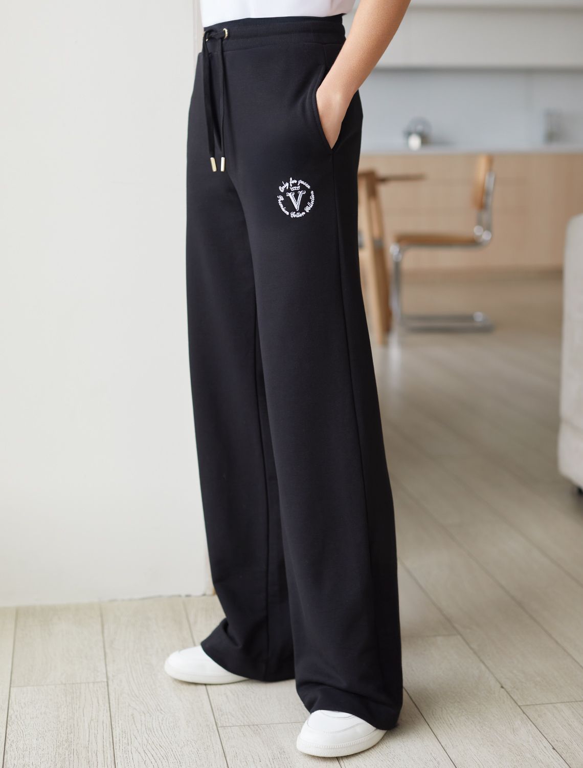 Ст.цена 2590р Прямые брюки из петельчатого футера-трехнитки D44.089 черный