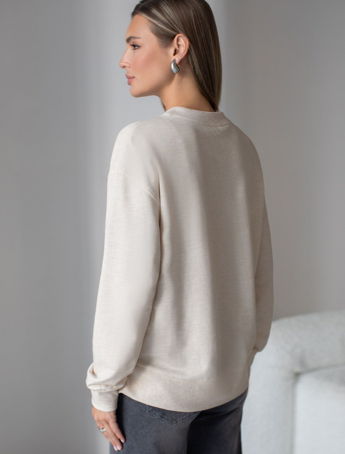 Ст.цена 2090р Свободный свитшот с принтом и разрезами из эластичного футера двухнитки без начеса D49.137 бежевый меланж_листья