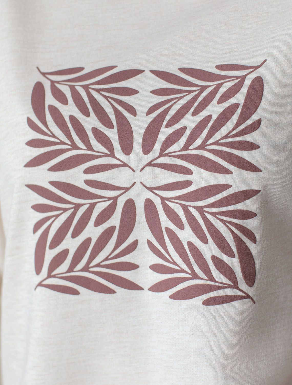 Ст.цена 2090р Свободный свитшот с принтом и разрезами из эластичного футера двухнитки без начеса D49.137 бежевый меланж_листья