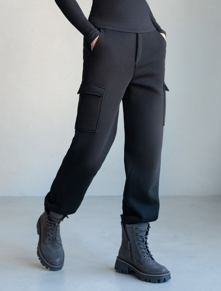 Ст.цена 2650р Брюки джоггеры с накладными карманами из футера трехнитки с начесом D44.150 черный