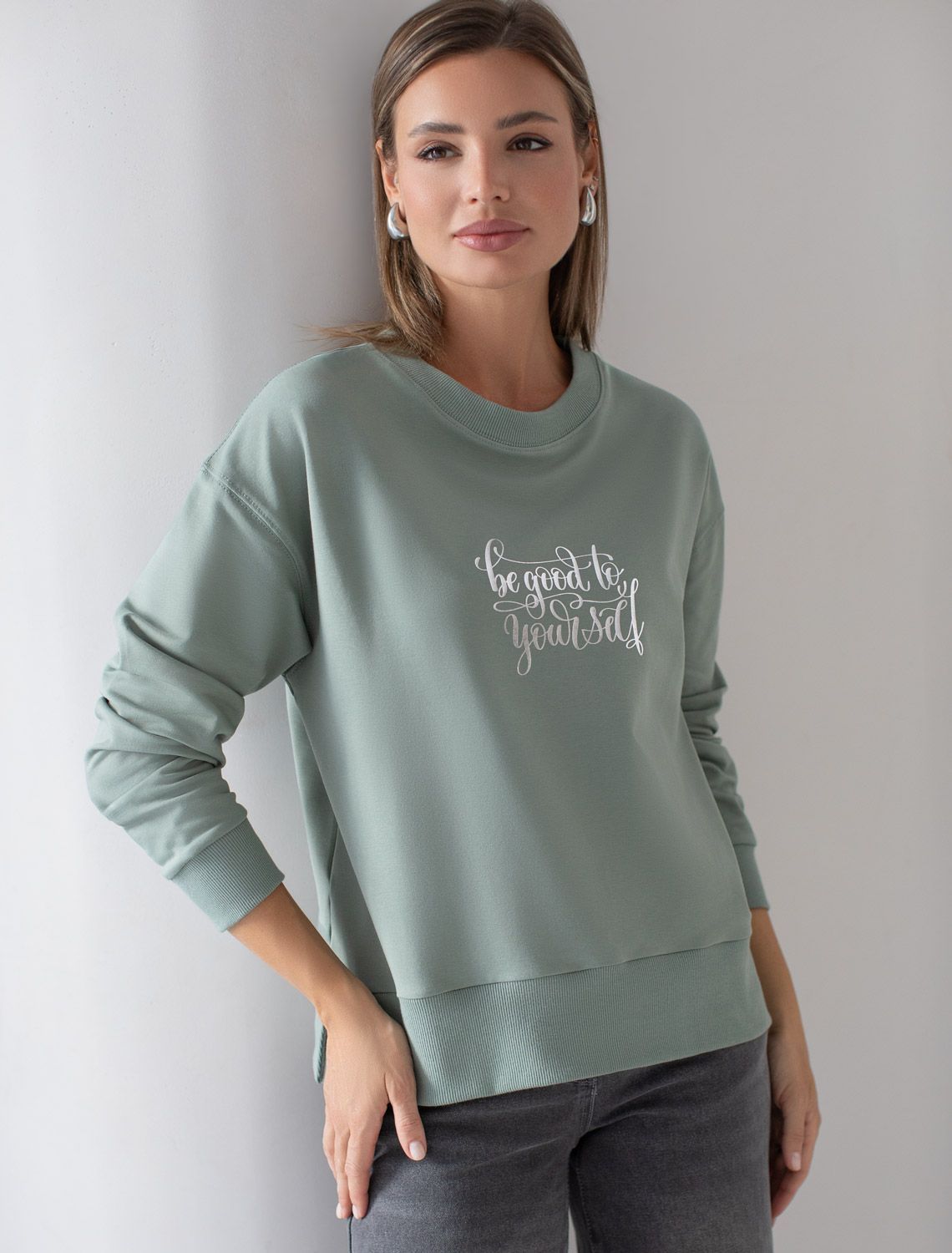 Ст.цена 2090р Свободный свитшот с принтом и разрезами из эластичного футера двухнитки без начеса D49.137 св.оливковый_be yourself
