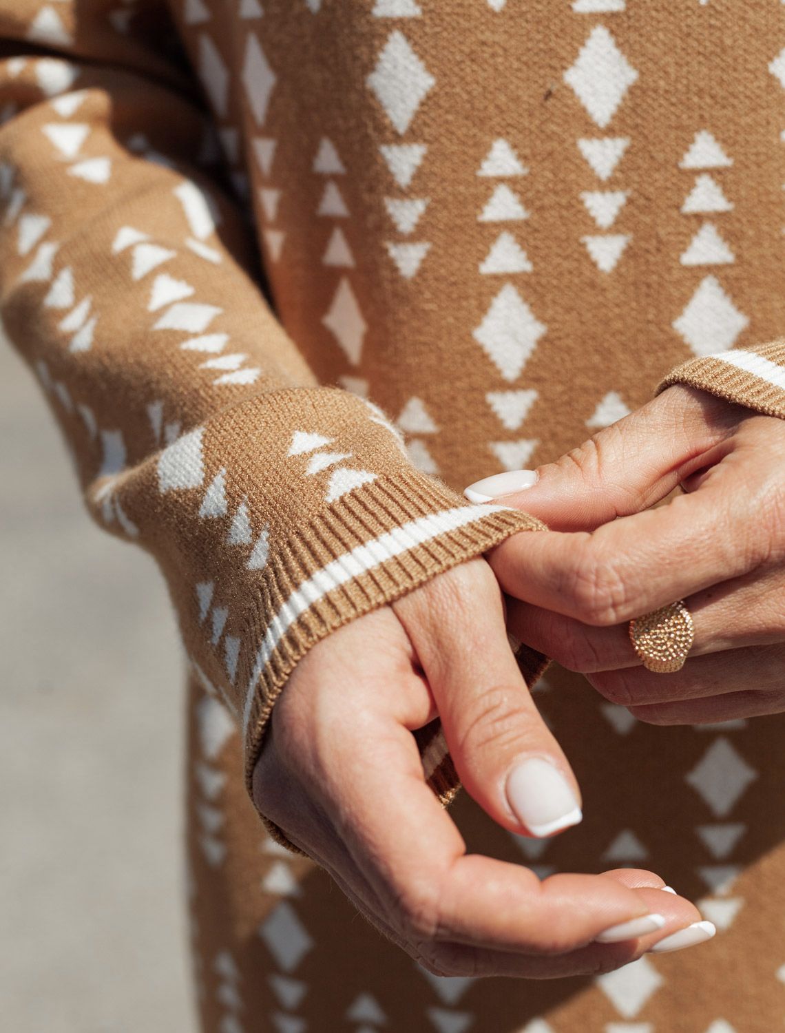 Ст.цена 2990р Платье жаккардовой вязки с кашемиром D32.111 бежевый-белый