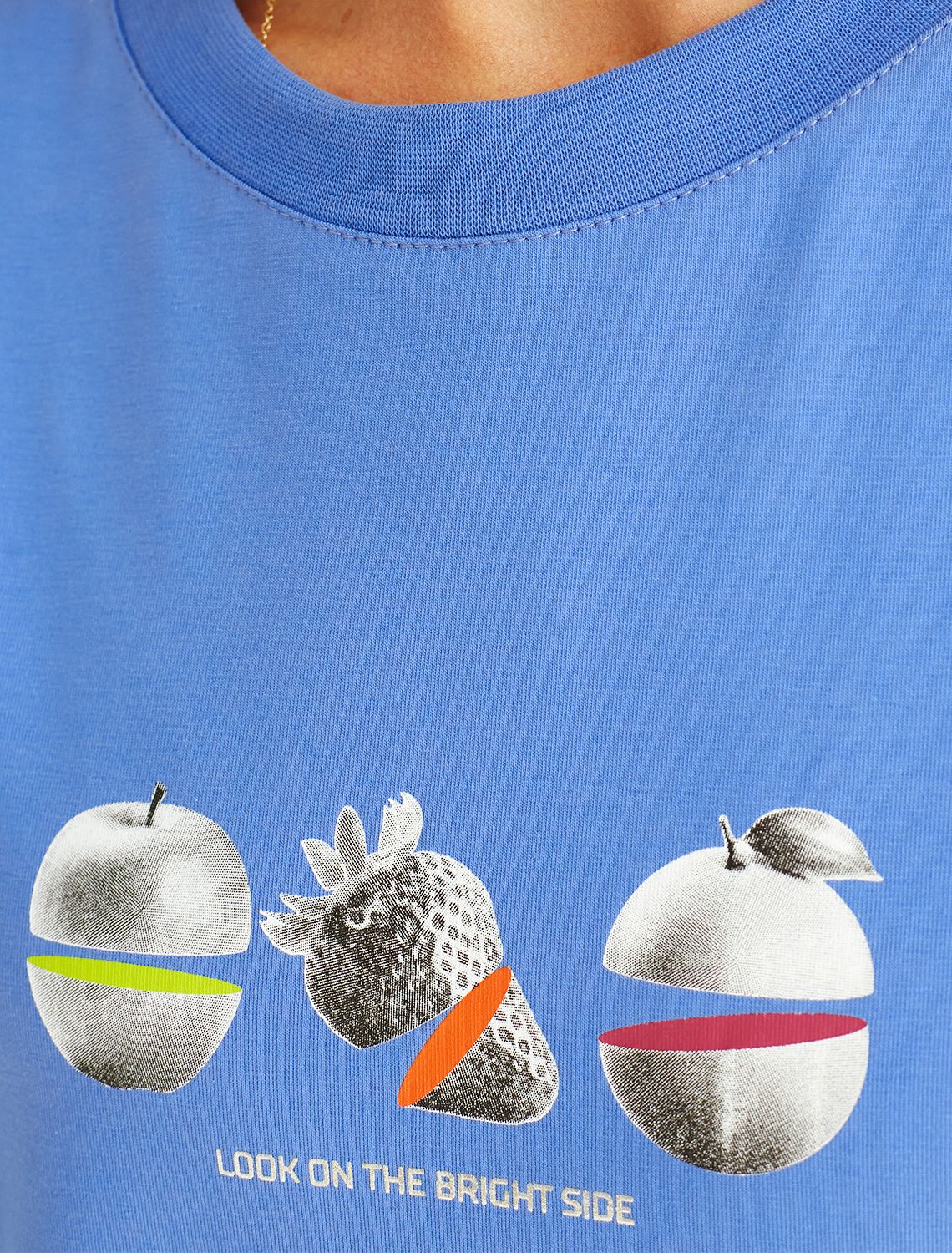 Ст.цена 1390р Футболка из премиального хлопка с авторским принтом D49.098 васильковый_фрукты