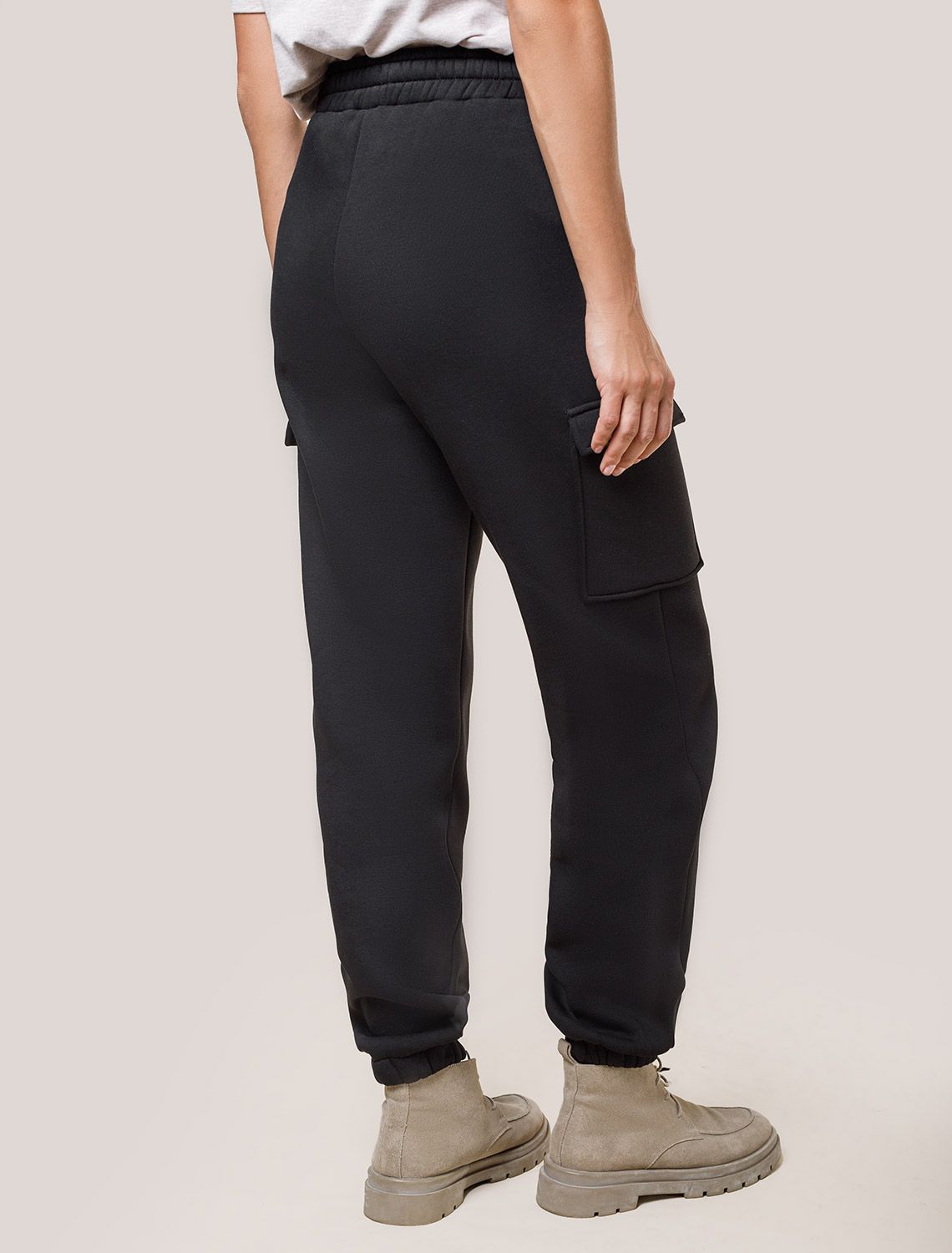 Ст.цена 2650р Брюки джоггеры с накладными карманами из футера трехнитки с начесом D44.150 черный