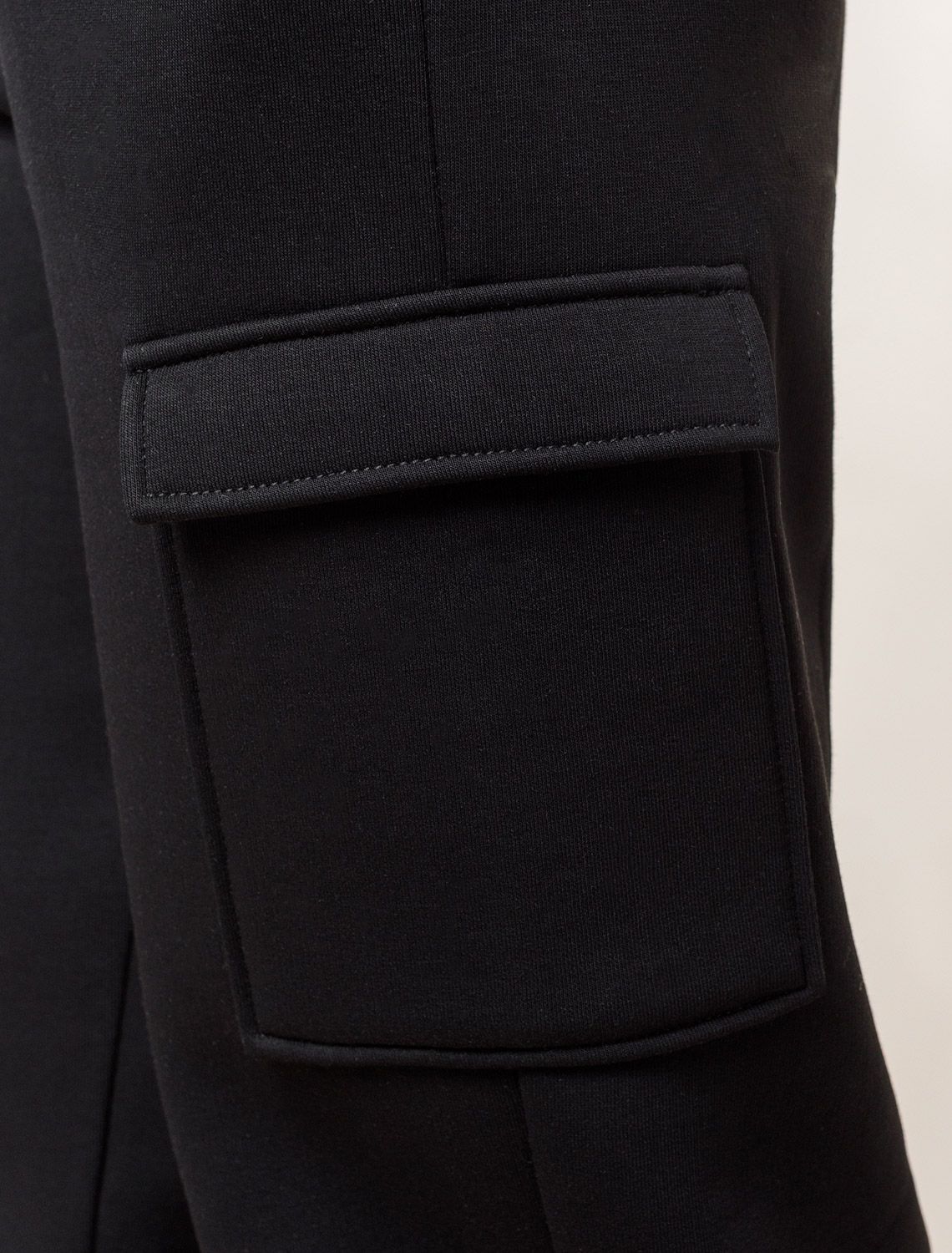 Ст.цена 2650р Брюки джоггеры с накладными карманами из футера трехнитки с начесом D44.150 черный