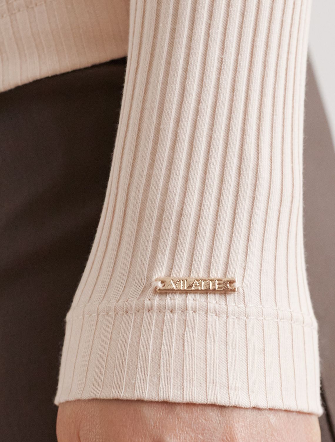 Ст.цена 1790р Джемпер из трикотажа в широкий рубчик D49.106 овсяный