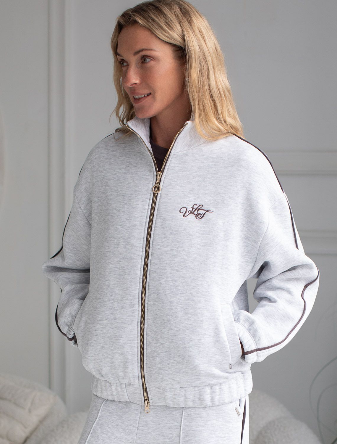 Ст.цена 2890р Бомбер среднего объема из эластичного футера трехнитики c начесом D49.143 серый меланж