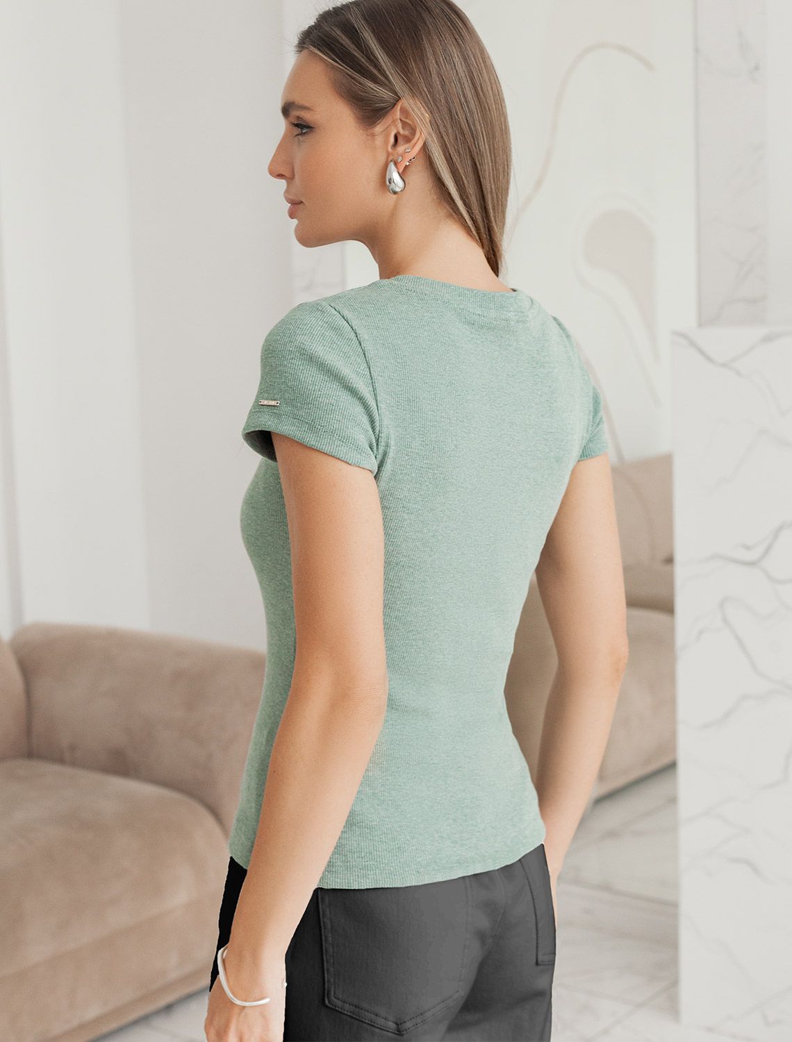 Ст.цена 1190р Футболка из плотного трикотажа в рубчик с V-образным вырезом D49.129 св.оливковый меланж