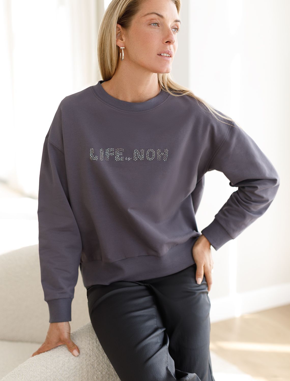 Ст.цена 2490р Свитшот из эластичного футера с авторским принтом D49.072 т.серый_life_is_now