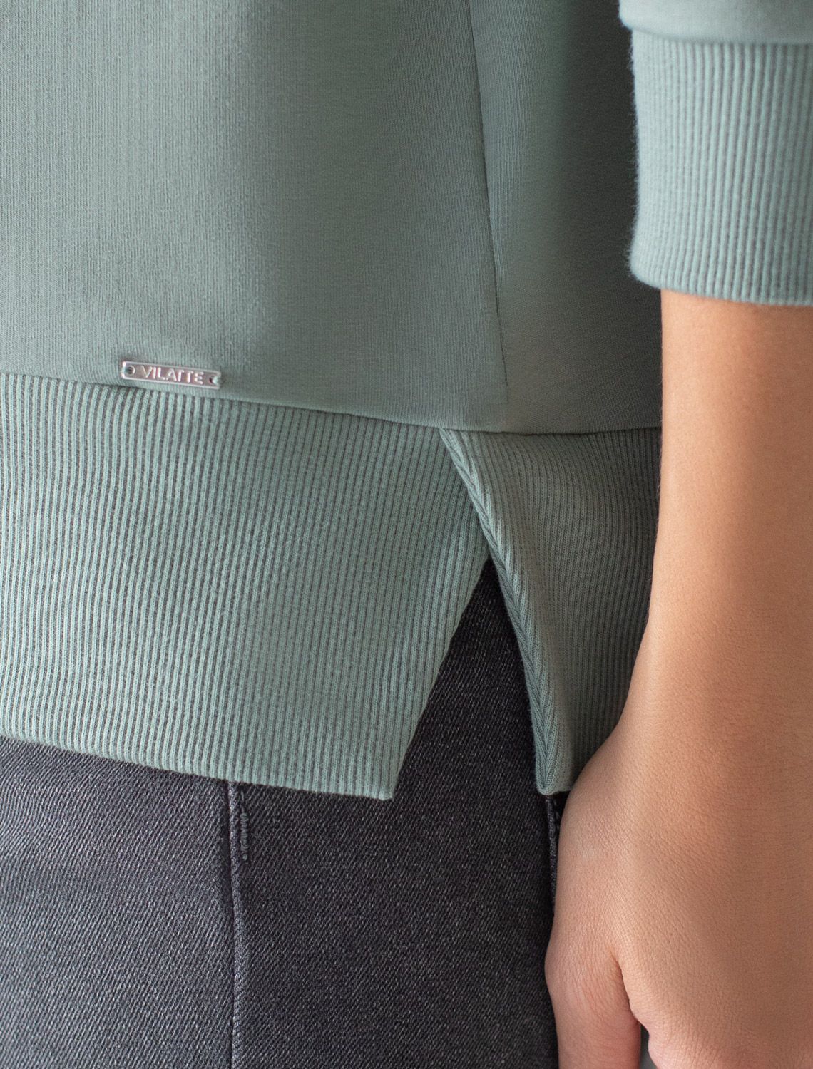 Ст.цена 2090р Свободный свитшот с принтом и разрезами из эластичного футера двухнитки без начеса D49.137 св.оливковый_be yourself