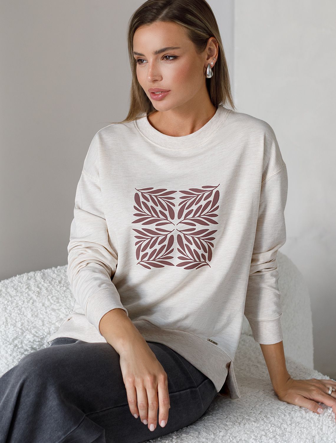 Ст.цена 2090р Свободный свитшот с принтом и разрезами из эластичного футера двухнитки без начеса D49.137 бежевый меланж_листья